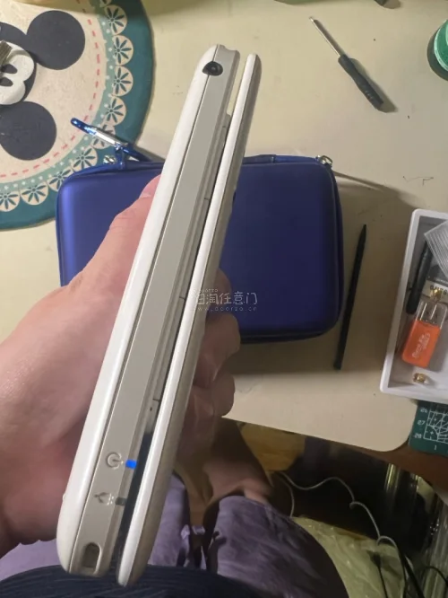这应该是我海淘到现在成色最好的一台新大三 屏幕白 成色新 基本没有磨损和使用痕迹 还送了套子 机器新的不像话 不可思议 太满意了