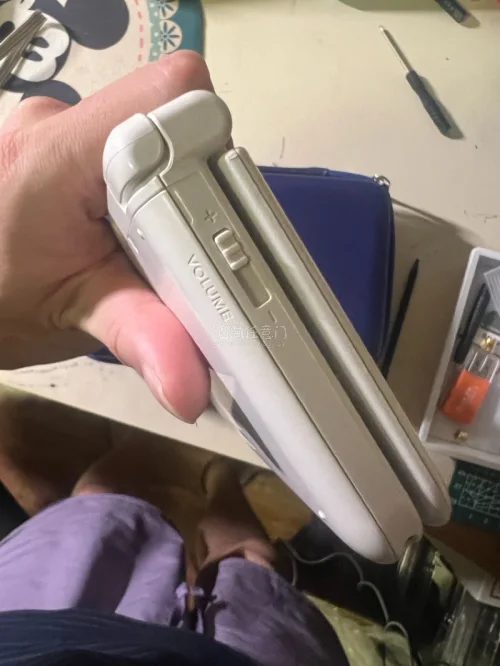这应该是我海淘到现在成色最好的一台新大三 屏幕白 成色新 基本没有磨损和使用痕迹 还送了套子 机器新的不像话 不可思议 太满意了