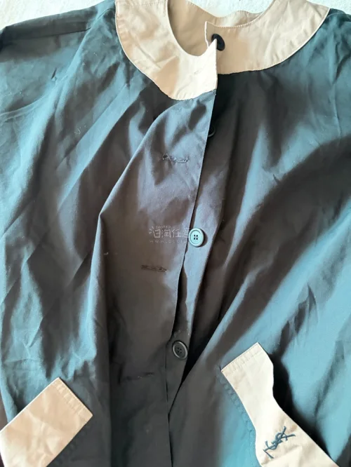 我买的这一件vs L的衣服，收到的时候觉得挺普通的，但是穿上去之后发现大牌的衣服果然是有点不一样的，穿上去不怎么凹造型，就是觉得非常好看