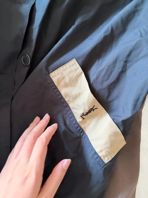 我买的这一件vs L的衣服，收到的时候觉得挺普通的，但是穿上去之后发现大牌的衣服果然是有点不一样的，穿上去不怎么凹造型，就是觉得非常好看