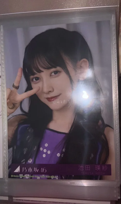 这次买的生写真到手后真的很惊喜！包装用了硬纸板加固，边角完好，完全没有折痕。照片清晰度很高，色彩还原自然，纸张手感也不错，看得出品相很好。卖家发货快，客服沟通也耐心，整体购物体验特别满意。已经推荐给朋友，下次还会再来回购！