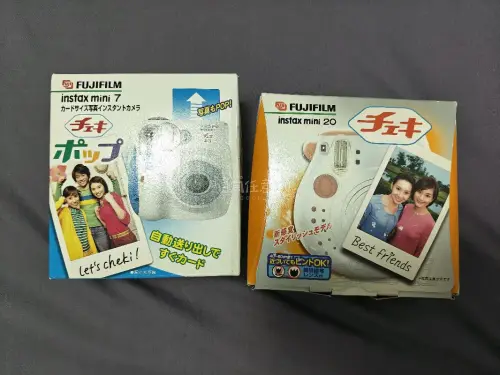任意门九月好物分享
一百多拿下了两个拍立得，成色都很新，特别是这个mini20居然是全新的，带有原装未拆封的电池，装进去就能用，超级惊喜。
选择的是海运，大约二十多天送达，没有收税，特别开心的一次购物。