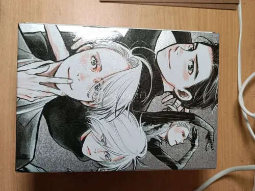 激情下单了冰尤的蓝光碟，当时在DVD和BD之间犹豫，DVD赠品比较多，但清晰度不行，基本闲置；BD周边没那么多，但胜在能拿出来看……后面买了才反应过来我没有BD播放器
不过拿到手很精致，收藏也不错啦
想着在中秋假之前下单，在国庆前那三天拿到，没想到中秋没放完就到了，...