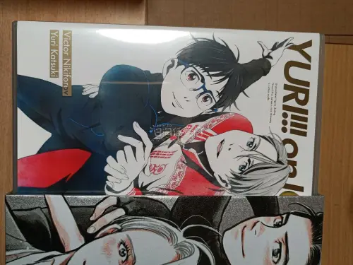 激情下单了冰尤的蓝光碟，当时在DVD和BD之间犹豫，DVD赠品比较多，但清晰度不行，基本闲置；BD周边没那么多，但胜在能拿出来看……后面买了才反应过来我没有BD播放器
不过拿到手很精致，收藏也不错啦
想着在中秋假之前下单，在国庆前那三天拿到，没想到中秋没放完就到了，...