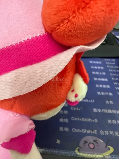 小魔女Doremi玩偶。日本动画《小魔女Doremi》主角春风Doremi为原型的毛绒玩偶，还原了Doremi标志性的红色短发和粉色服装，胸前的转换器是魔女见习生的象征