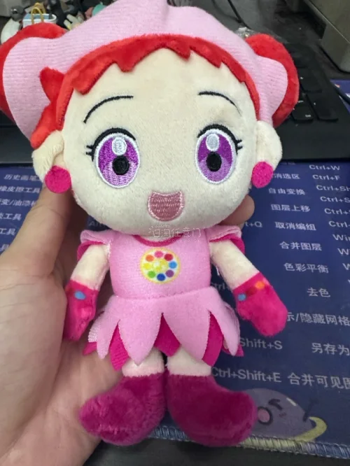 小魔女Doremi玩偶。日本动画《小魔女Doremi》主角春风Doremi为原型的毛绒玩偶，还原了Doremi标志性的红色短发和粉色服装，胸前的转换器是魔女见习生的象征