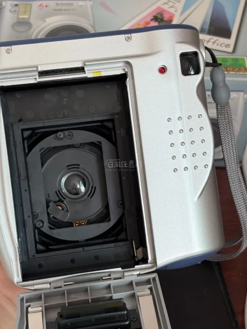 这次在挖煤姬淘到的富士instax mini10拍立得超出预期！经典复古造型颜值很高，机身完好无暗病，快门、闪光灯、出片功能都可以正常使用，还附带原版使用说明书。包装防护做得很到位，收到没有磕碰。机器上手简单好操作，拍照氛围感十足，挖煤姬转运流程省心，本次海淘购物体...