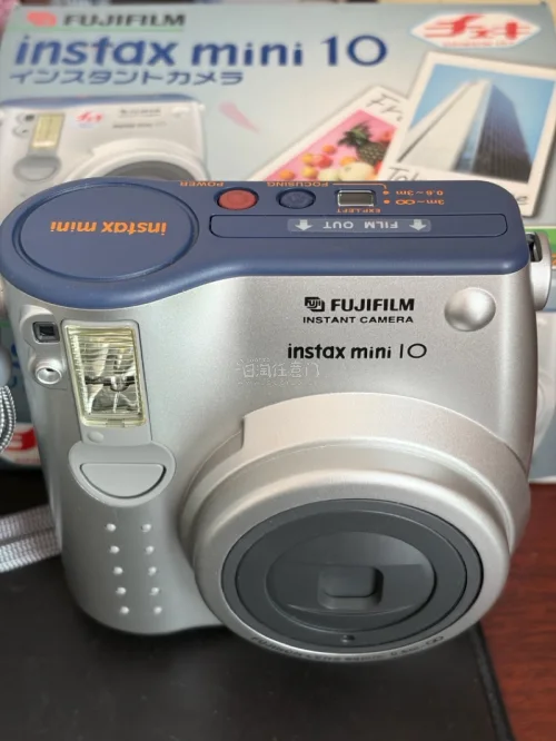 这次在挖煤姬淘到的富士instax mini10拍立得超出预期！经典复古造型颜值很高，机身完好无暗病，快门、闪光灯、出片功能都可以正常使用，还附带原版使用说明书。包装防护做得很到位，收到没有磕碰。机器上手简单好操作，拍照氛围感十足，挖煤姬转运流程省心，本次海淘购物体...