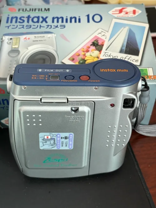 这次在挖煤姬淘到的富士instax mini10拍立得超出预期！经典复古造型颜值很高，机身完好无暗病，快门、闪光灯、出片功能都可以正常使用，还附带原版使用说明书。包装防护做得很到位，收到没有磕碰。机器上手简单好操作，拍照氛围感十足，挖煤姬转运流程省心，本次海淘购物体...