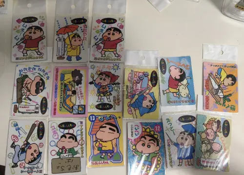 在挖煤姬蹲蜡笔小新中古卡牌，整体体验超出预期。
煤炉上小新老卡选择很多，搜关键词就能找到个人卖家散卡、成套set，很多国内少见的老版闪卡，是现货很难挖到的款。下单后入库会提供实拍照片，能提前核对卡牌品相，有没有折痕、边角磨损一目了然，这点很安心。