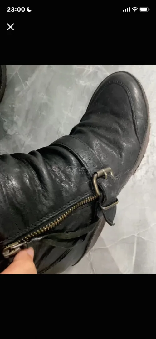 收到这双靴子真的很惊喜！软皮自带自然褶皱，堆堆的版型复古感拉满，皮带扣+侧拉链设计很有味道。皮面只有正常轻微使用痕迹，很完美 上脚好看，搭配牛仔裤很帅 很喜欢。性价比拉满