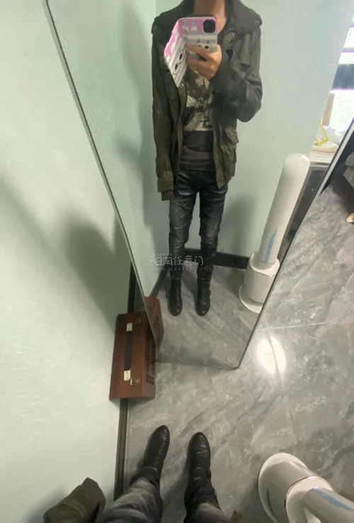 收到这双靴子真的很惊喜！软皮自带自然褶皱，堆堆的版型复古感拉满，皮带扣+侧拉链设计很有味道。皮面只有正常轻微使用痕迹，很完美 上脚好看，搭配牛仔裤很帅 很喜欢。性价比拉满