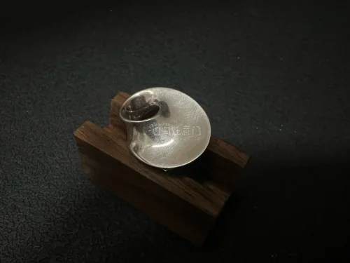 这次在挖煤姬海淘日拍中古首饰的体验非常棒！平台操作界面简洁流畅，日拍同步更新很及时，还支持一键关联商品。打包发货速度比预期快很多，国际物流也很给力，收到货后打开保护得严严实实，实物品相和图片描述完全一致，甚至比想象中更精致。是一次非常省心又愉快的中古淘宝购物体验，还...