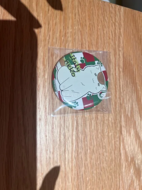 海淘这次很省心！包装保护到位，到手的谷物品相很好，娃娃和徽章都完好无损。全程能看到物流信息，客服响应及时，成功收到心仪的周边，整体购物体验很棒，推荐！