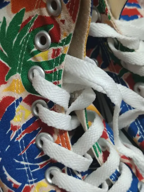 很少见的一双鞋，颜色艳丽有些时候确实不好搭配但是我喜欢它，非常帅气也非常有个性的一双鞋，感谢挖煤姬让我淘到好货