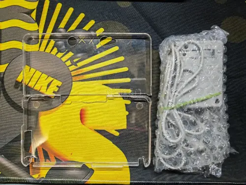 蹲到了一台白色的任天堂老小三，看外观感觉不错，卖家一直套着保护壳，就是屏幕看起来有点发黄，不过卖家也适当的降价了。考虑了一下还是拿下了，用完任意门发的优惠券以后入手价格降到了税线以下，感觉还是划算的。因为只有一件物品，所以就选择了邮政Air，直接选择了保留原始物流箱...