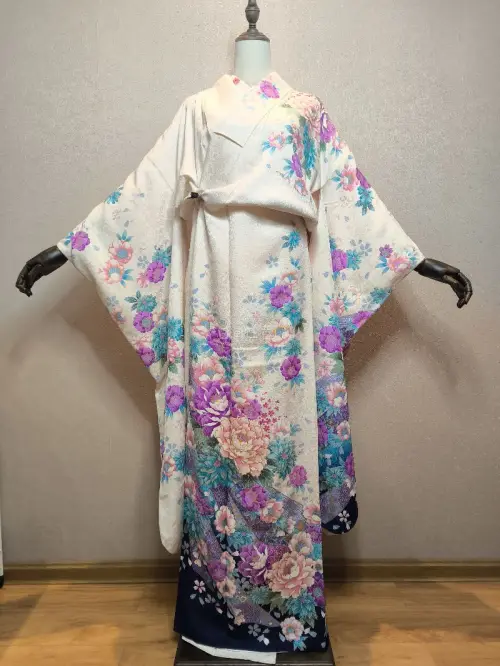 哈喽大家好这是一期挖煤姬海淘开箱分享
最近又买了三件振袖和服
比较重所以合单发的海运
路上用了30天速度还算ok
三件和服都非常美丽
一件黑振和两件粉蓝花卉渐变
两件银通闪闪发光超级华丽
如果你也喜欢和服一定要试试切煤
自己海淘和服价格真的非常香