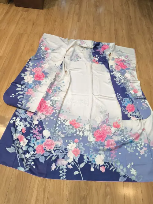 哈喽大家好这是一期挖煤姬海淘开箱分享
最近又买了三件振袖和服
比较重所以合单发的海运
路上用了30天速度还算ok
三件和服都非常美丽
一件黑振和两件粉蓝花卉渐变
两件银通闪闪发光超级华丽
如果你也喜欢和服一定要试试切煤
自己海淘和服价格真的非常香