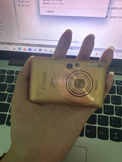 海淘入手这台佳能IXY CCD，拆开就能感受到旧物件独有的质感。机身带着浅浅使用痕迹，开机是日文界面，那句“没有存储卡”的提示，瞬间有穿越时光的感觉。十几年前在日本被使用的相机漂洋过海来到我手里，拍照自带柔和复古色调，这种跨时空的浪漫，是新机无法给予的。
