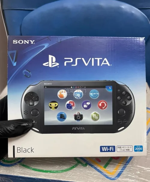 煤炉蹲到的中古PSV2000，整体成色很惊喜，外壳磨损很少，屏幕无烧斑，按键摇杆状态良好。
包装加固到位，配件齐全，箱说保存完整，收藏价值拉满。
海淘流程清晰，入库打包防护做得扎实，时效稳定。
入手复古掌机，挖煤姬确实是很不错的渠道，复古收藏党可以冲！