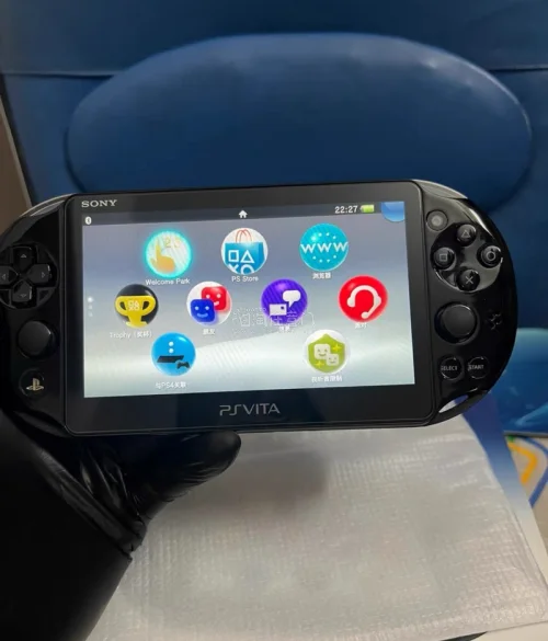 煤炉蹲到的中古PSV2000，整体成色很惊喜，外壳磨损很少，屏幕无烧斑，按键摇杆状态良好。
包装加固到位，配件齐全，箱说保存完整，收藏价值拉满。
海淘流程清晰，入库打包防护做得扎实，时效稳定。
入手复古掌机，挖煤姬确实是很不错的渠道，复古收藏党可以冲！