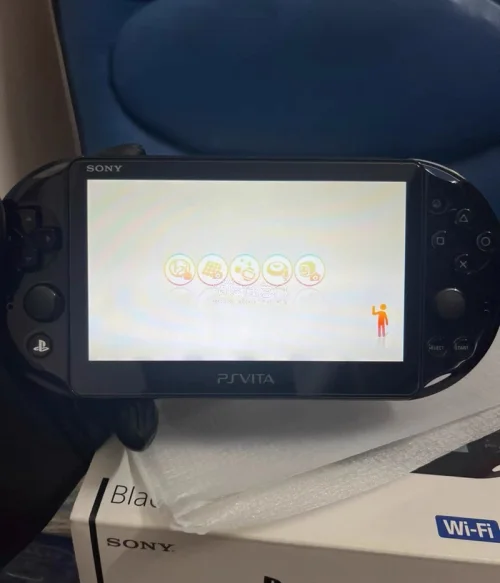 煤炉蹲到的中古PSV2000，整体成色很惊喜，外壳磨损很少，屏幕无烧斑，按键摇杆状态良好。
包装加固到位，配件齐全，箱说保存完整，收藏价值拉满。
海淘流程清晰，入库打包防护做得扎实，时效稳定。
入手复古掌机，挖煤姬确实是很不错的渠道，复古收藏党可以冲！