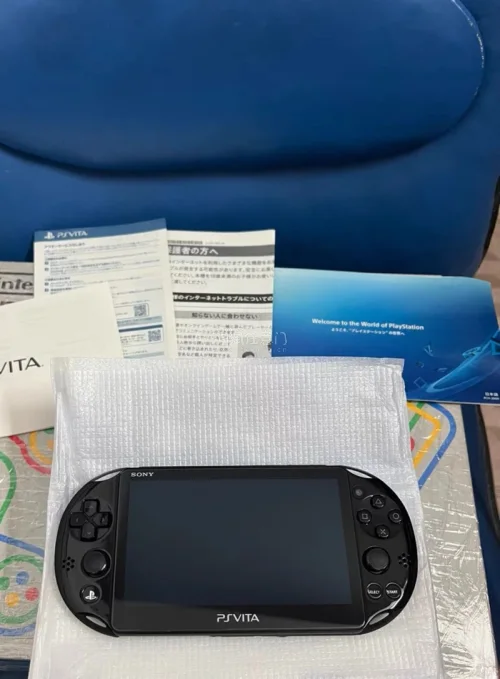 煤炉蹲到的中古PSV2000，整体成色很惊喜，外壳磨损很少，屏幕无烧斑，按键摇杆状态良好。
包装加固到位，配件齐全，箱说保存完整，收藏价值拉满。
海淘流程清晰，入库打包防护做得扎实，时效稳定。
入手复古掌机，挖煤姬确实是很不错的渠道，复古收藏党可以冲！