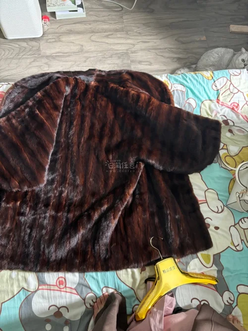 如果你也喜欢中古貂的话，快去挖煤吧，这是我买到的一件和服款设计的中古貂，超大的袖子超美的！大披肩领也十分大气，冬天有一件中古貂，再也不怕冷了~
5wr3wcgx
