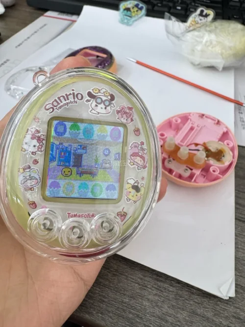 拓麻歌子机日4古早风玩具 可爱风 小玩具小机器✨拓麻歌子欢乐园透明改壳痛机
蝴蝶结+小翅膀也太甜啦?
满印可爱内贴，清透壳子把氛围感拉满
机身通透不厚重，颜值在线
拿在手上玩电子宠物幸福感爆棚
自带挂孔，随时可以搭配挂件出门
谁能拒绝这么梦幻的拓麻！