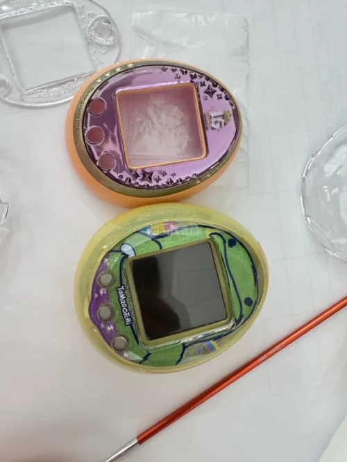 拓麻歌子机日4古早风玩具 可爱风 小玩具小机器✨拓麻歌子欢乐园透明改壳痛机
蝴蝶结+小翅膀也太甜啦?
满印可爱内贴，清透壳子把氛围感拉满
机身通透不厚重，颜值在线
拿在手上玩电子宠物幸福感爆棚
自带挂孔，随时可以搭配挂件出门
谁能拒绝这么梦幻的拓麻！