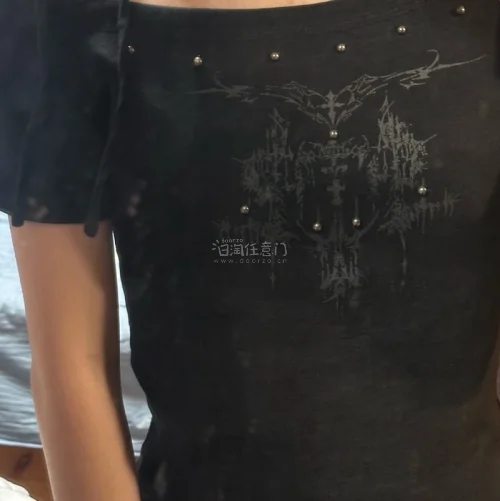 这一箱两件T恤 一件是谭燕玉龙纹刺绣的 上身很美 第二件是一字肩短袖 上身很惊喜出乎意料的合身 也很百搭 下次还要继续淘衣服