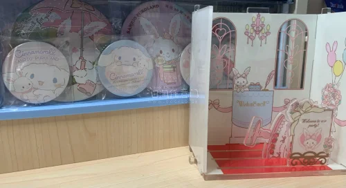 如果你也喜欢三丽鸥可以看看我这次淘到的好物！挖到三丽鸥徽章、钥匙扣、贴纸、随身镜子、亚克力支架。徽章别书包，钥匙扣挂钥匙，贴纸装饰笔记本，小镜子放笔袋，亚克力支架放书桌很可爱。推荐、三丽鸥粉丝手账爱好者。挖煤姬海淘，平台商品选择多，操作门槛低，打包严实不容易损坏，物...