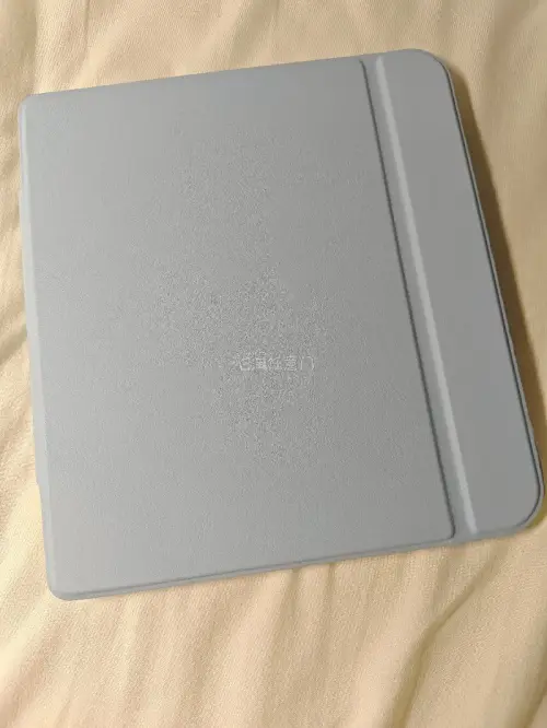 淘到的 Kobo 终于收到啦！墨水屏显示非常清晰自然，字迹锐利得就像看纸质书一样，完全不伤眼。纯平屏幕质感高级，机身轻巧易携，拿在手里几乎没有负担。有了它随时随地都能静心看书，绝对是提升幸福感的阅读神器!