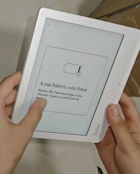 淘到的 Kobo 终于收到啦！墨水屏显示非常清晰自然，字迹锐利得就像看纸质书一样，完全不伤眼。纯平屏幕质感高级，机身轻巧易携，拿在手里几乎没有负担。有了它随时随地都能静心看书，绝对是提升幸福感的阅读神器!
