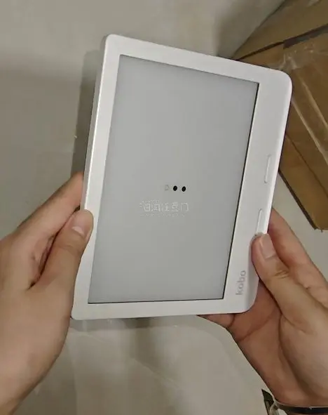 淘到的 Kobo 终于收到啦！墨水屏显示非常清晰自然，字迹锐利得就像看纸质书一样，完全不伤眼。纯平屏幕质感高级，机身轻巧易携，拿在手里几乎没有负担。有了它随时随地都能静心看书，绝对是提升幸福感的阅读神器!