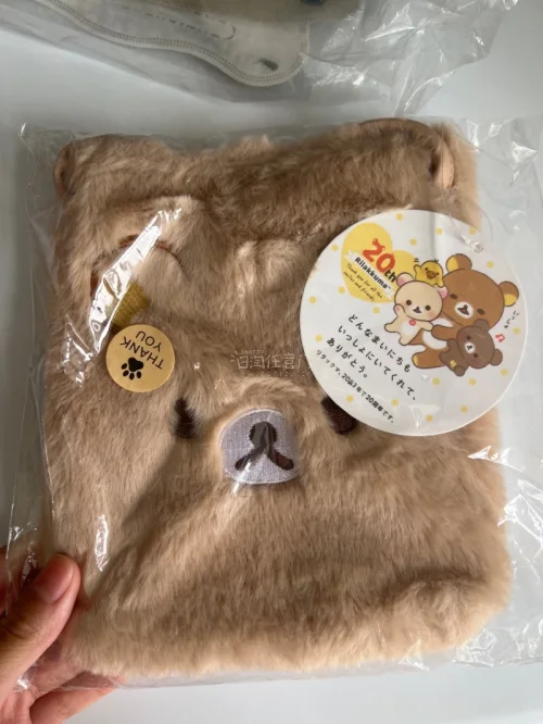 终于入手心心念念的轻松熊包包，颜值真的戳中少女心。包身图案软萌可爱，做工细致，没有多余线头。日常容量刚刚好，手机、充电宝、粉饼都能放下，自重很轻，背着不累。不管日常出门还是拍照都很出片，搭配衣服很百搭。喜欢轻松熊的姐妹真的可以冲，可爱又实用，随身携带心情都变好了