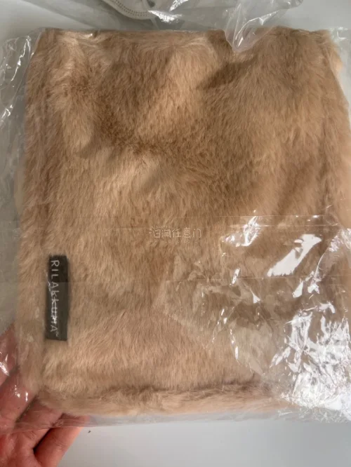 终于入手心心念念的轻松熊包包，颜值真的戳中少女心。包身图案软萌可爱，做工细致，没有多余线头。日常容量刚刚好，手机、充电宝、粉饼都能放下，自重很轻，背着不累。不管日常出门还是拍照都很出片，搭配衣服很百搭。喜欢轻松熊的姐妹真的可以冲，可爱又实用，随身携带心情都变好了