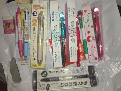 轻松熊和kitty的笔，这些笔每支都很好看，图案很细节，我最喜欢那支轻松熊猪鼻鸡模块笔，卖家把笔保存得很好，希望下次继续在这里购买