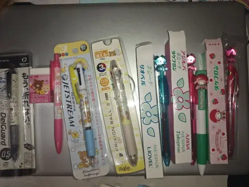 轻松熊和kitty的笔，这些笔每支都很好看，图案很细节，我最喜欢那支轻松熊猪鼻鸡模块笔，卖家把笔保存得很好，希望下次继续在这里购买