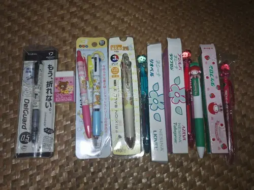 轻松熊和kitty的笔，这些笔每支都很好看，图案很细节，我最喜欢那支轻松熊猪鼻鸡模块笔，卖家把笔保存得很好，希望下次继续在这里购买