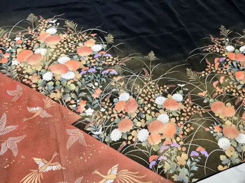 日拍拍的黑留袖到了，黑留脑袋开心～
金彩画片美美嘟！
品相都挺好的，海运稍微慢一些，也顺利拿到了，买了很多次了，打包都挺好的，还会继续支持姬姬的～