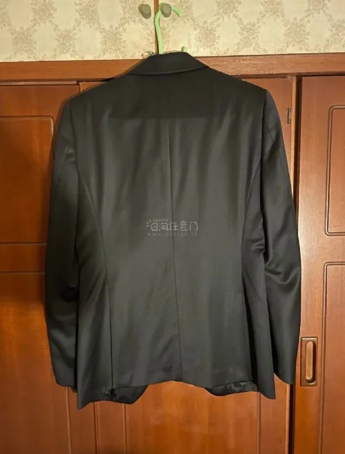 这次使用挖煤姬，淘到了心心念念的5351西服 这件收腰做的特别帅 很有hediboy的感觉 而且价格也十分合适 海淘用挖煤姬就完事了