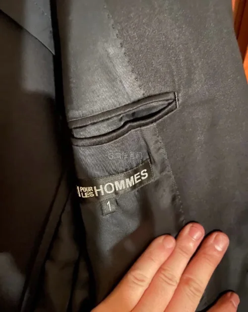 这次使用挖煤姬，淘到了心心念念的5351西服 这件收腰做的特别帅 很有hediboy的感觉 而且价格也十分合适 海淘用挖煤姬就完事了
