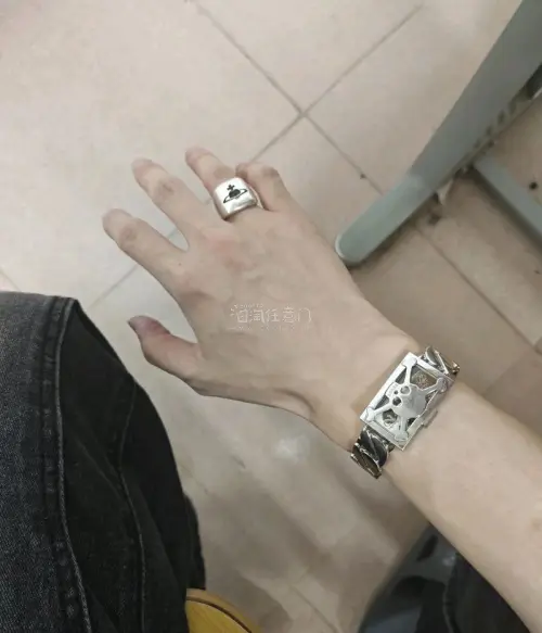第一次用任意门在煤炉拍二手手表，竞拍流程顺畅，客服回复也快。手表到手成色比描述好，走时精准，价格划算。日淘体验很棒，下次还来！