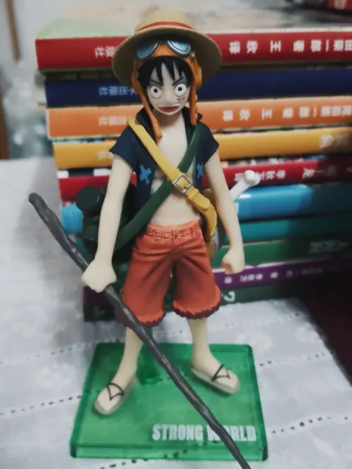 来自ONE PIECE电影的小手办
原画冰箱贴＋电影宣传纸
以前的东西做的挺可爱的。这个冰箱贴很重，贴的很牢固，不容易取下来所以收着展示了