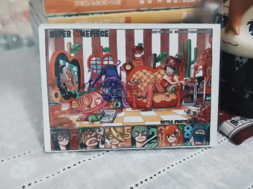 来自ONE PIECE电影的小手办
原画冰箱贴＋电影宣传纸
以前的东西做的挺可爱的。这个冰箱贴很重，贴的很牢固，不容易取下来所以收着展示了