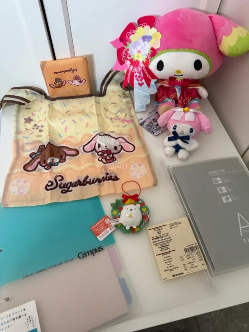 收到超多三丽鸥和文具，糖兔布袋印花清晰，美乐蒂毛绒手感软糯。打包防护到位，没有挤压损伤，顺利挖到喜欢的宝贝，非常满意。
