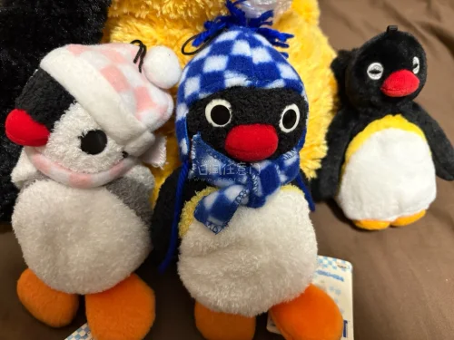这对Pingu冬日毛绒太可爱啦，格纹帽搭配围巾氛围感满满，软乎乎的质感治愈十足。在挖煤姬淘中古好物，慢慢蹲选款，收获这份来自日本的可爱小惊喜。✨
