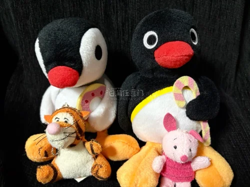 这对Pingu冬日毛绒太可爱啦，格纹帽搭配围巾氛围感满满，软乎乎的质感治愈十足。在挖煤姬淘中古好物，慢慢蹲选款，收获这份来自日本的可爱小惊喜。✨