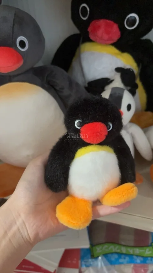 这对Pingu冬日毛绒太可爱啦，格纹帽搭配围巾氛围感满满，软乎乎的质感治愈十足。在挖煤姬淘中古好物，慢慢蹲选款，收获这份来自日本的可爱小惊喜。✨